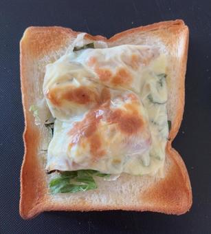 白身魚のフライとスライスチーズのトースト 白身魚のフライとスライスチーズのトーストの写真