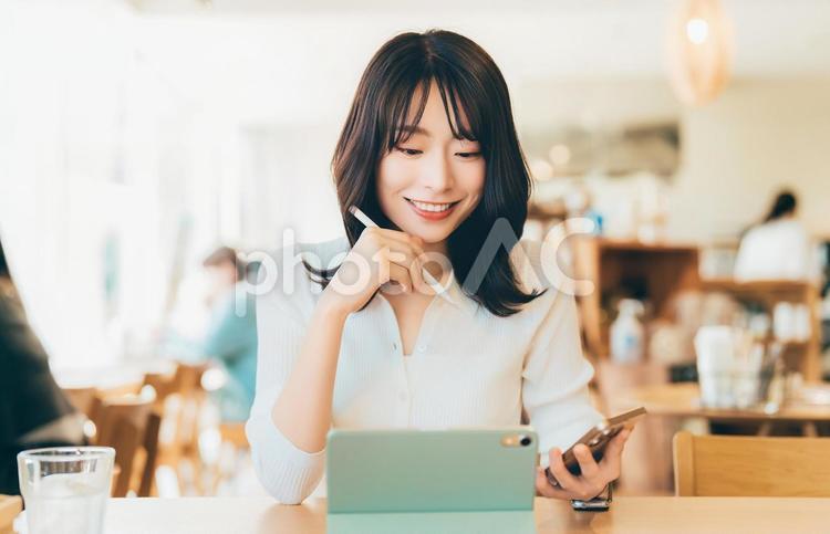 カフェで仕事をする女性・ビジネスウーマン 女性,カフェ,仕事の写真素材