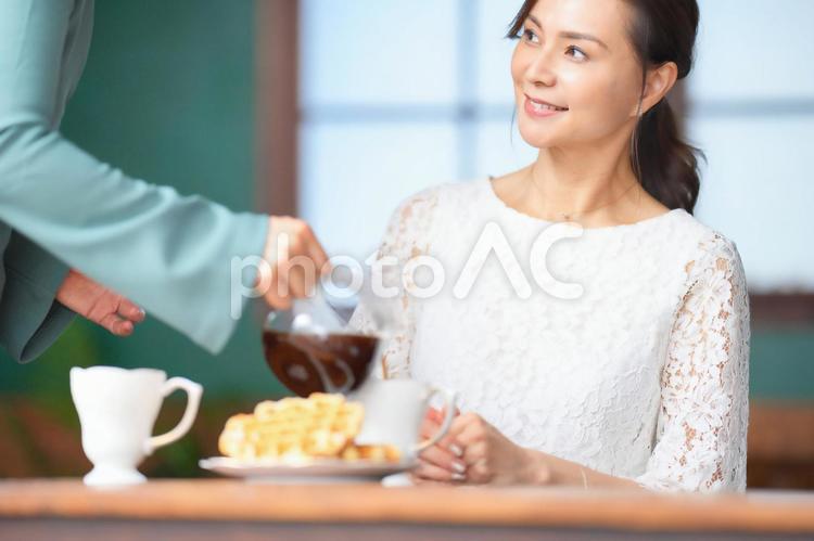 コーヒーを注いでもらう女性 女性,主婦,コーヒーの写真素材