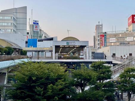 藤沢駅 江ノ電からJRに乗り換え 藤沢駅 江ノ電からJRに乗り換え 藤沢,藤沢駅,ジェイアールの写真素材