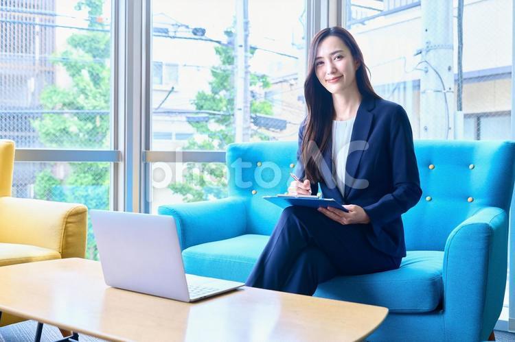 リモートワーク　ビジネスウーマン　会社 ビジネスウーマン,ミーティング,コンサルタントの写真素材