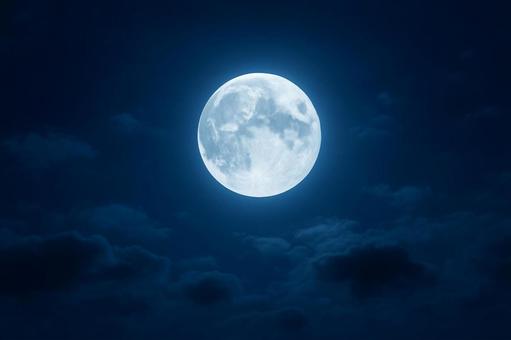 幻想的に輝く満月の夜空 幻想的に輝く満月の夜空の写真