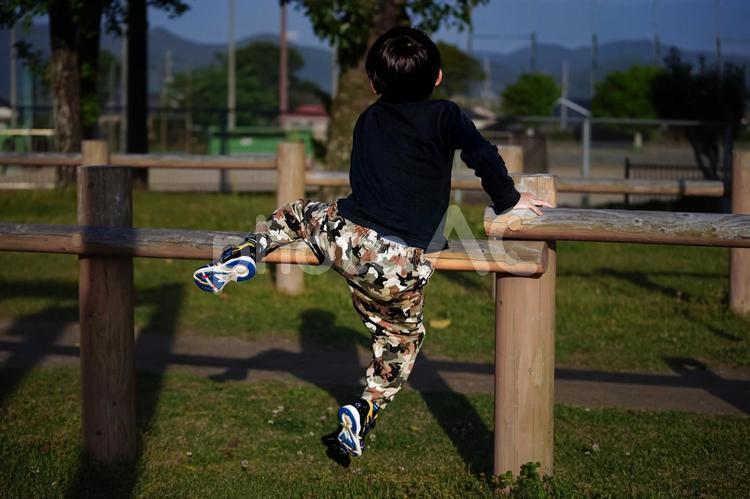＜素材＞公園で元気に遊ぶ小学生の男の子 子供,平均台,公園の写真素材