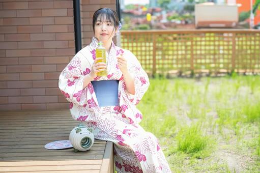 ペットボトルのお茶を飲む浴衣女性 ペットボトルのお茶を飲む浴衣女性 熱中症対策,お茶,ペットボトルの写真素材