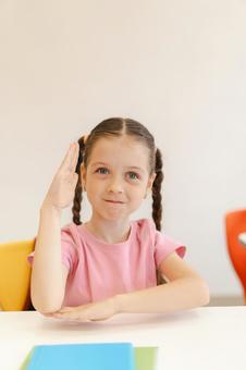 肘をつけて変顔する女の子 女の子,子ども,人物の写真素材