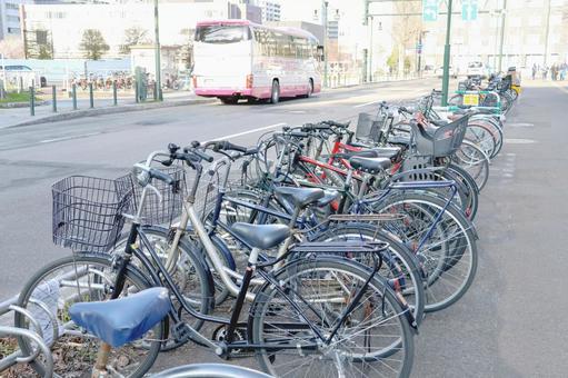 駐輪場に置かれた自転車 駐輪場に置かれた自転車の写真