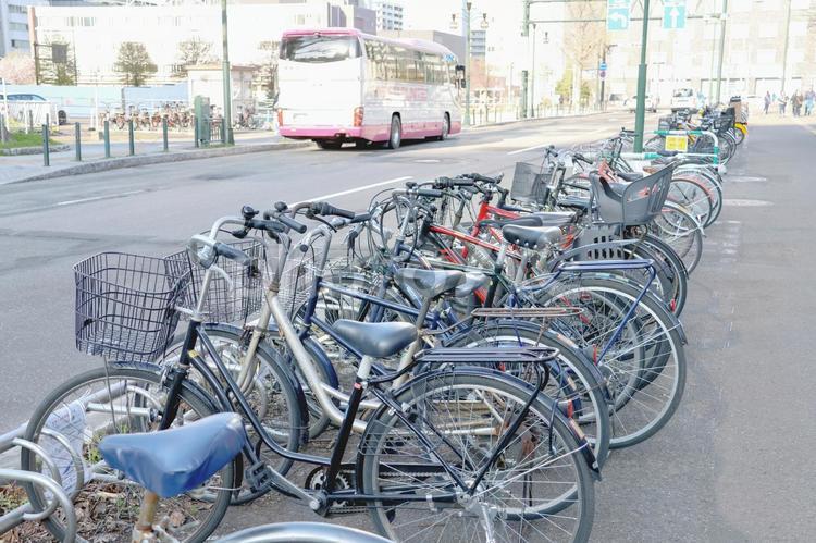 駐輪場に置かれた自転車 自転車,サイクリング,乗り物の写真素材