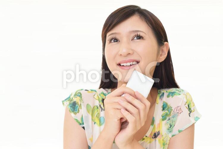 スマートフォンを持つ笑顔の女性 女性,スマートフォン,女の写真素材
