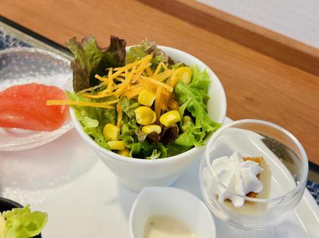 彩り野菜とコーンの新鮮サラダ 彩り野菜とコーンの新鮮サラダ サラダ,野菜,コーンの写真素材