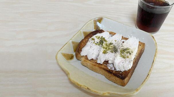 鶏ハムトーストとアイスコーヒー（左余白） トースト,サンドイッチ,サンドウィッチの写真素材