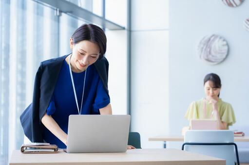 オフィスで働くビジネスウーマン ビジネス,ビジネスウーマン,女性の写真素材