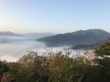 雲海広がる山々 雲海広がる山々の写真