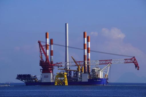 クレーン船 クレーン船 工事,風力発電機,エコの写真素材