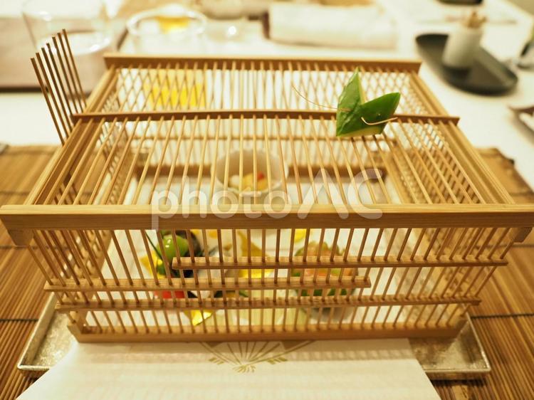 夏の創作料理の前菜の虫籠のデコレーション 前菜,先付,虫籠の写真素材