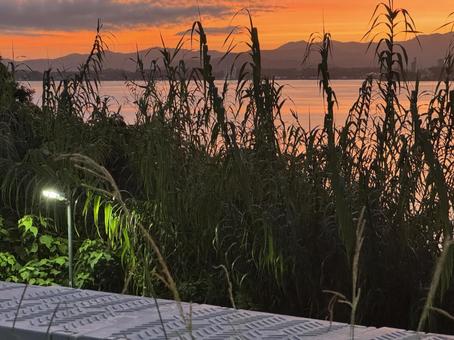 浜名湖SAの夕暮れと湖面の景色 浜名湖SAの夕暮れと湖面の景色 浜名湖,浜名湖サービスエリア,夕日の写真素材