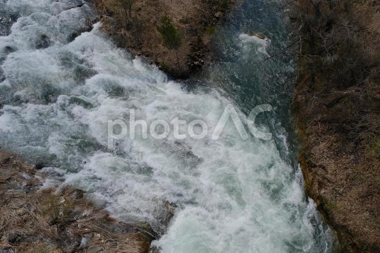 胆沢ダム　春の雪解け水で満水　放流の風景 岩手,観光,風景の写真素材