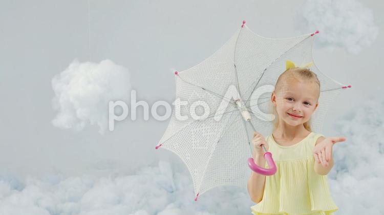 傘を差し笑顔で手を出す女の子 女の子,傘,差すの写真素材