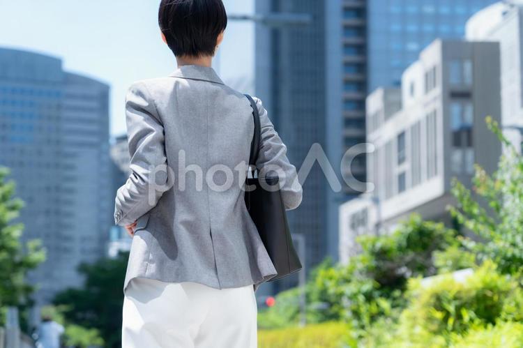 オフィス街で働く若いビジネスウーマン ビジネス,女性,ビジネスウーマンの写真素材