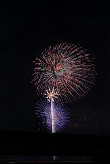 夏の夜空に輝く大輪の花火 花火,夜空,夏の写真素材