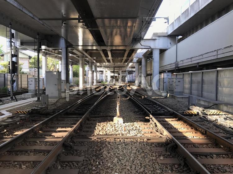 踏切から見た高架下の線路、電車のレール 線路,踏切,レールの写真素材