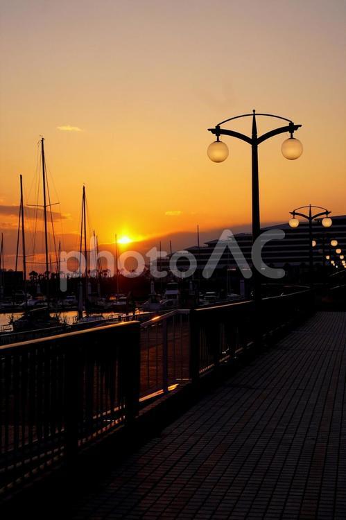 新西宮ヨットハーバーにて ヨットハーバー,夕陽,夕日の写真素材