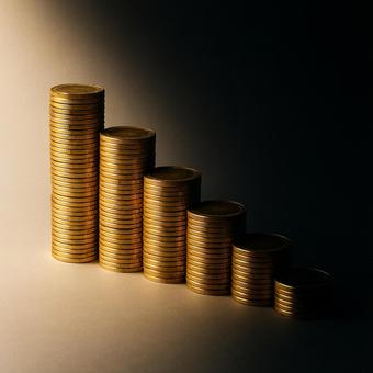 減少する金貨のグラフ 減少する金貨のグラフの写真
