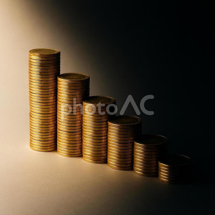 減少する金貨のグラフ 金貨,硬貨,通貨の写真素材
