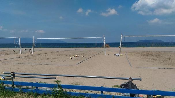 ビーチバレーコートのある砂浜 ビーチバレーコートのある砂浜の写真