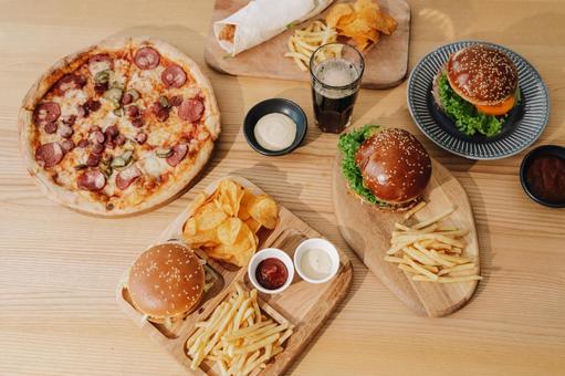 真上から見たピザやブリトーやハンバーガーなど 真上から見たピザやブリトーやハンバーガーなどの写真