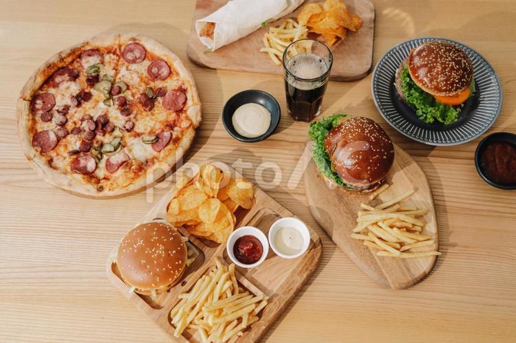 真上から見たピザやブリトーやハンバーガーなど ハンバーガー,ピザ,ナチョスの写真素材