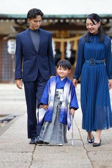 家族と一緒に歩く男の子 家族と一緒に歩く男の子 七五三,お参り,七五三参りの写真素材