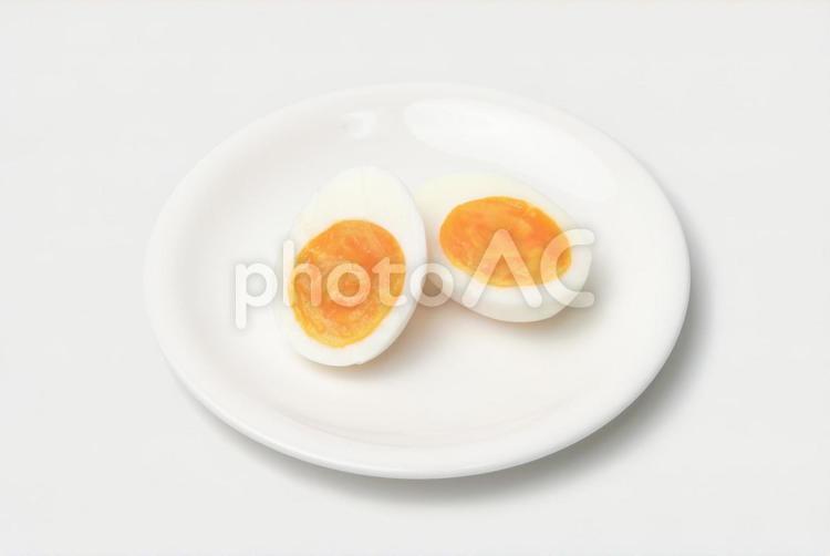 白いお皿に乗った半熟の茹で卵 卵,たまご,玉子の写真素材