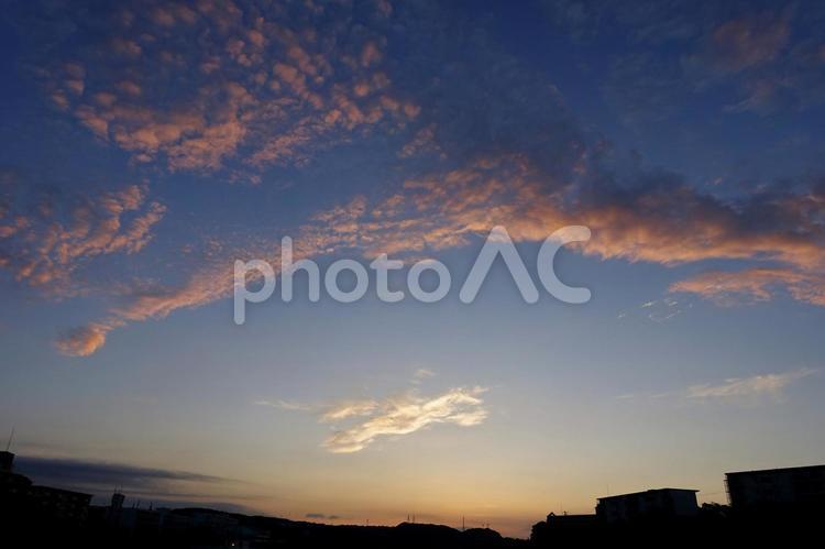 住宅街の夜明け～日の出前の夏～312 朝日,日の出,早朝の写真素材