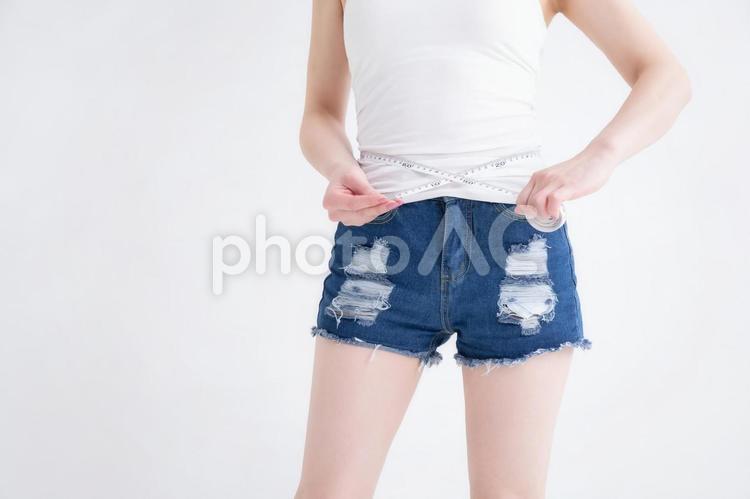 ショートパンツをはいた女性 ウエスト,ダイエット,お腹の写真素材