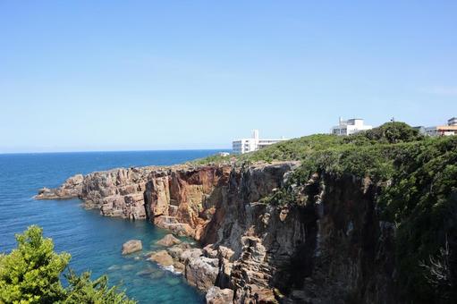 青い海と水平線と青空と断崖に建物の風景 青い海と水平線と青空と断崖に建物の風景の写真