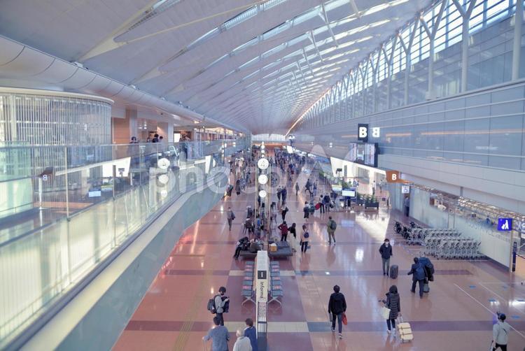 緊急事態宣言中の羽田空港のターミナル２の出発ロビー ターミナル２,羽田空港,緊急事態宣言中の写真素材