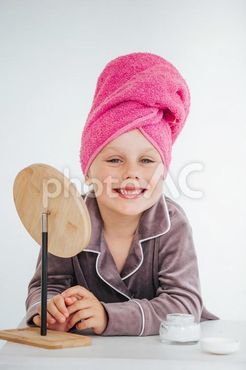 髪をタオルで巻いた笑顔の女の子 女の子,クリーム,スキンケアの写真素材