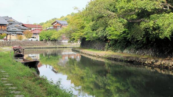初秋の八幡堀新町浜 手漕ぎ和舟 初秋の八幡堀新町浜 手漕ぎ和舟の写真