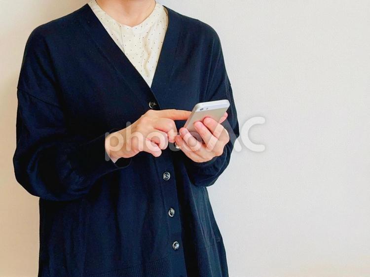 スマホから連絡してみる スマホ,女性,操作の写真素材