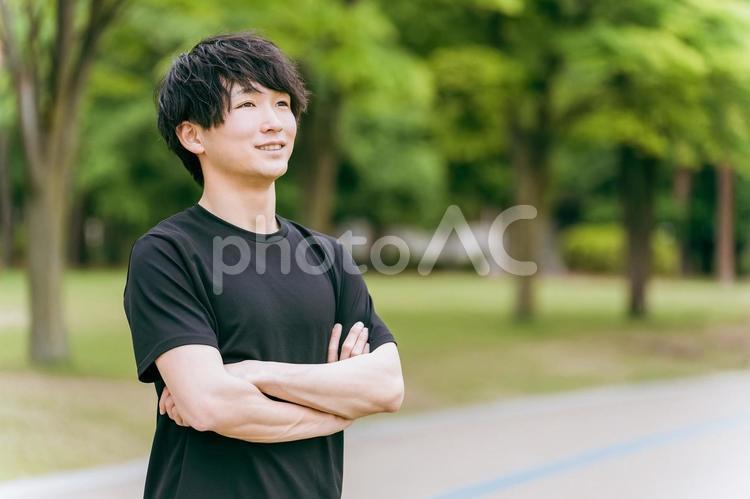 公園でトレーニングするスポーツマンの男性 スポーツ,運動,スポーツマンの写真素材