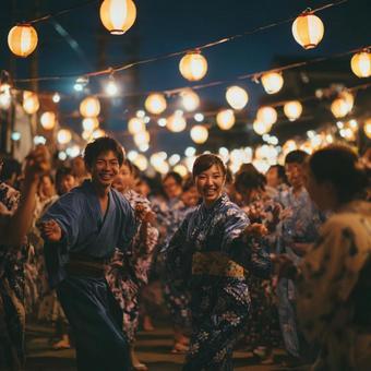 浴衣姿の人々が踊る日本の夏祭りの写真