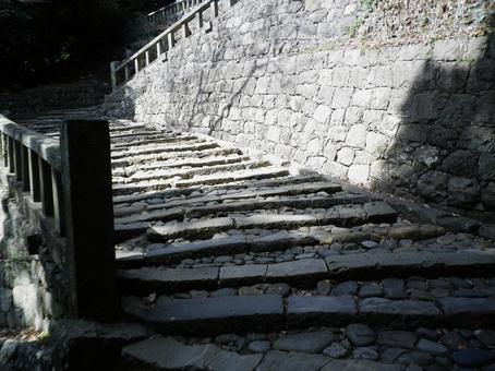 力強い石積みと玉石が並ぶ古道 石段,階段,参道の写真素材