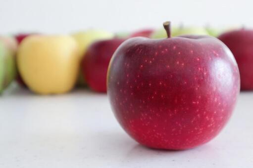 手に取りたくなる林檎 林檎,果物,アップルの写真素材