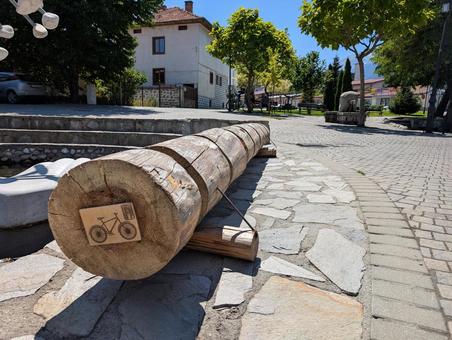 駐輪場 駐輪場,丸太,石畳の写真素材
