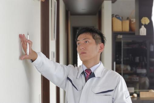住宅の現地確認を行う作業員の男性 住宅の現地確認を行う作業員の男性 リフォーム,リノベーション,増改築の写真素材