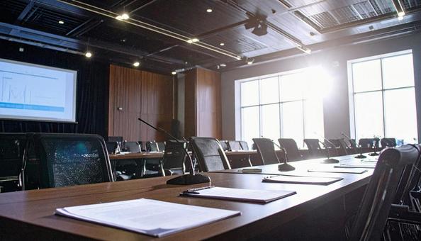 講習会の準備で書類が机に置かれた会場の写真