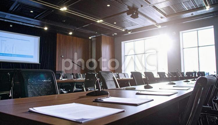 講習会の準備で書類が机に置かれた会場 会場,会議室,壇上の写真素材