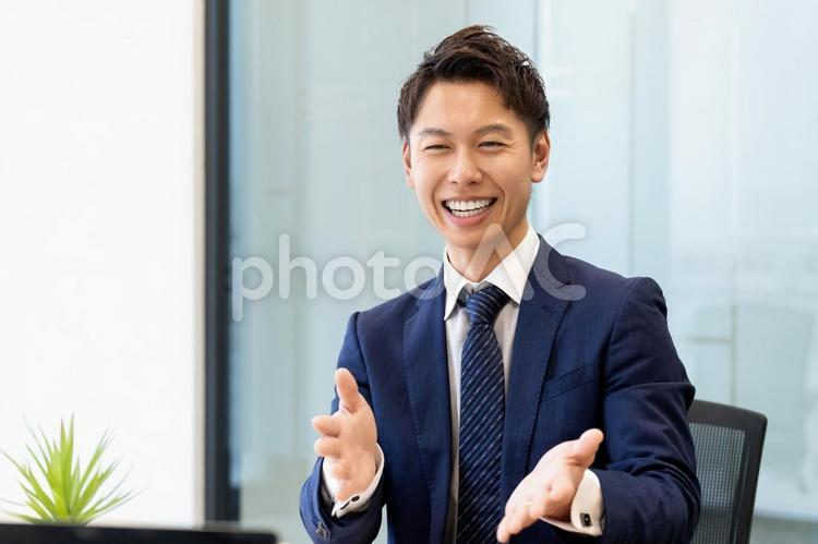笑顔で対話をする男性ビジネスマン 男性,ビジネス,ビジネスマンの写真素材