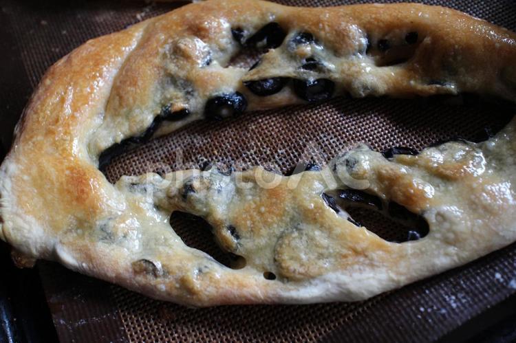 固すぎて母が食べれなかったパン　２ 手作りパン,フーガス,葉っぱの写真素材
