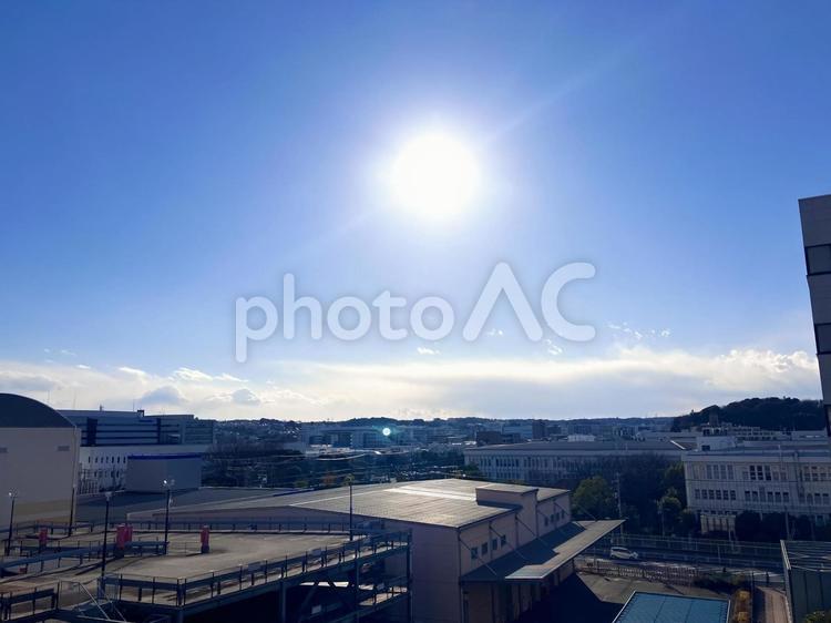 輝く太陽と街並み 輝く,太陽,街並みの写真素材